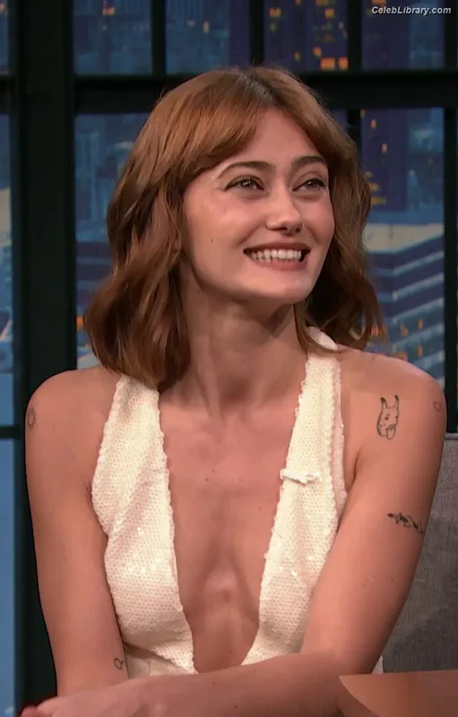 Ella Purnell photo 9 of 810