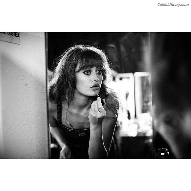 Ella Purnell photo 12 of 810