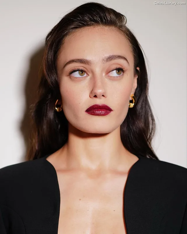 Ella Purnell photo 13 of 810