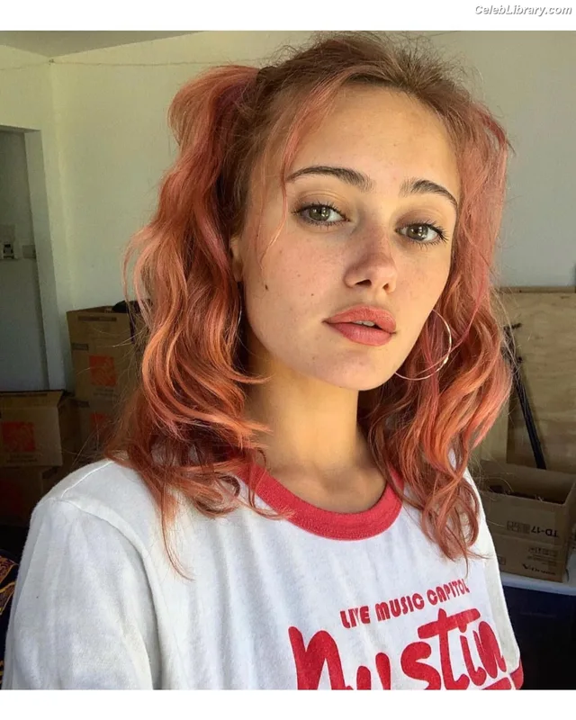 Ella Purnell photo 3 of 810