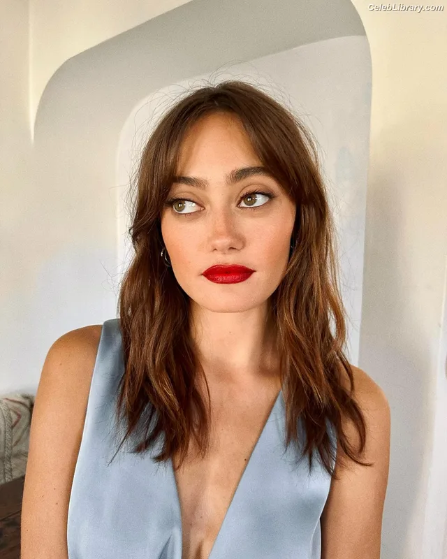 Ella Purnell photo 5 of 810