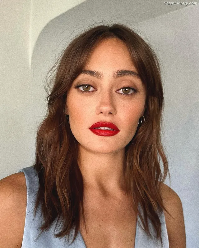 Ella Purnell photo 6 of 810