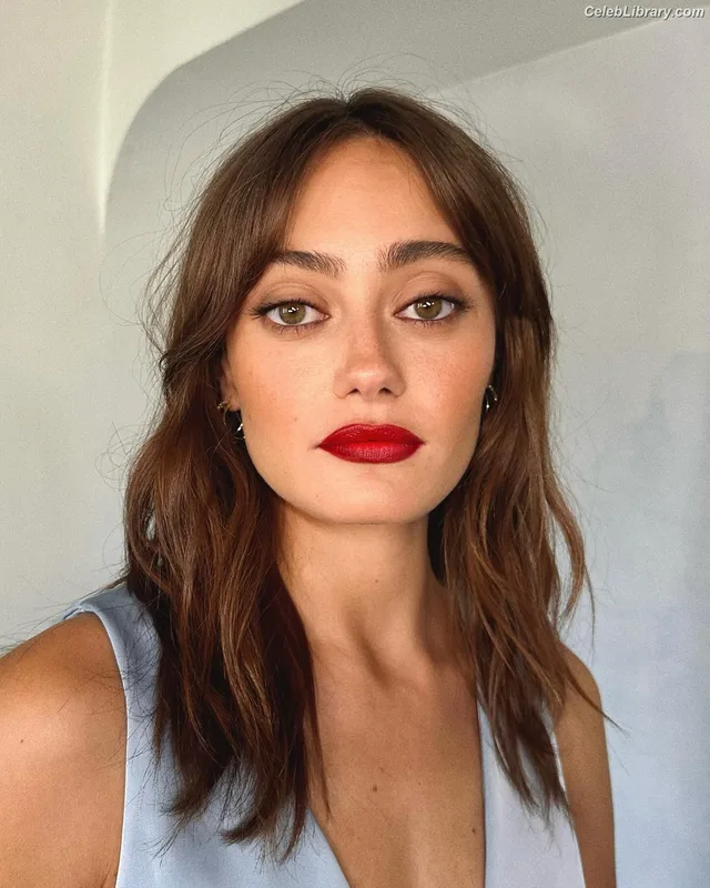 Ella Purnell photo 7 of 810