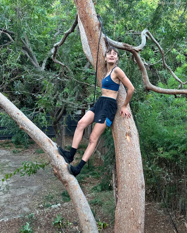 Ella Purnell photo 14 of 810