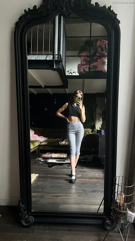 Ella Purnell photo 16 of 810