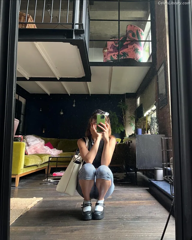 Ella Purnell photo 18 of 810