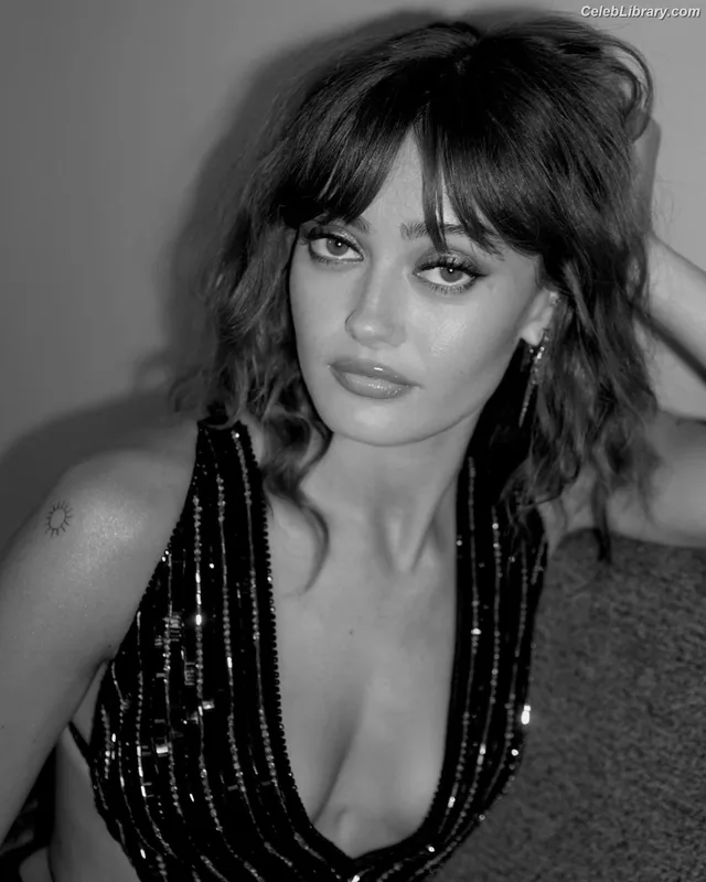 Ella Purnell photo 1 of 810