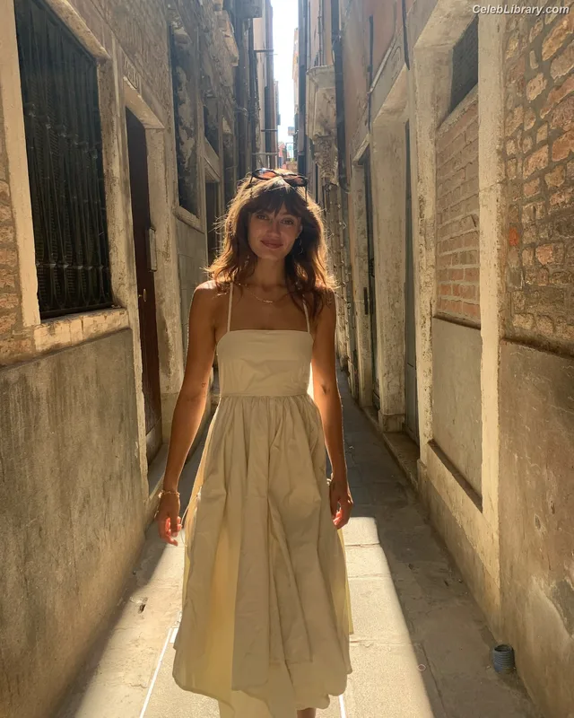 Ella Purnell photo 2 of 810