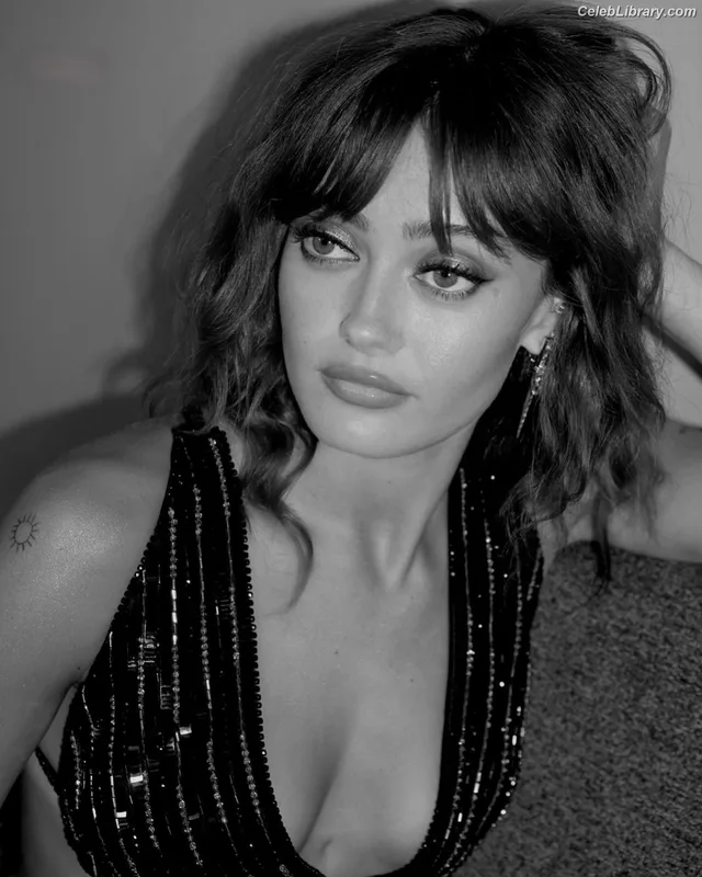 Ella Purnell photo 9 of 810