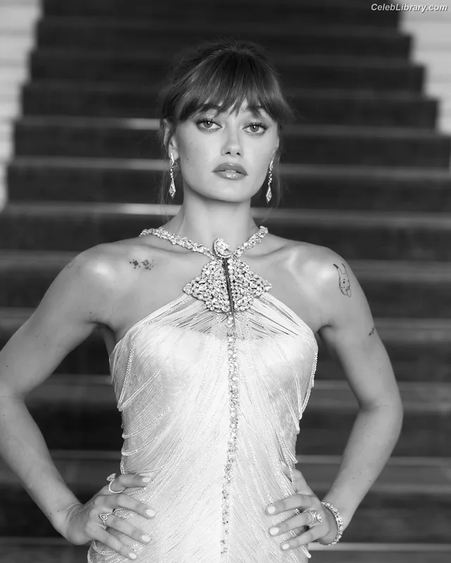 Ella Purnell photo 11 of 810
