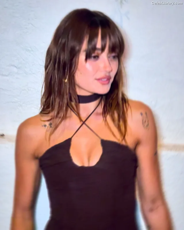 Ella Purnell photo 16 of 810