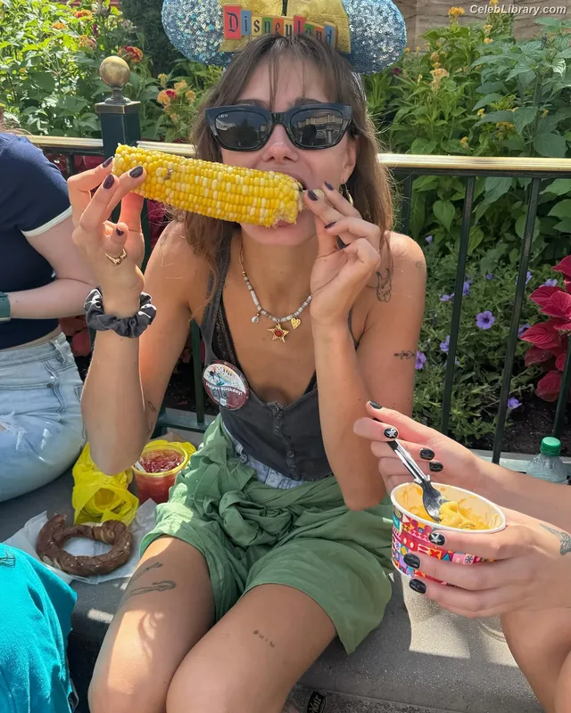 Ella Purnell photo 22 of 810