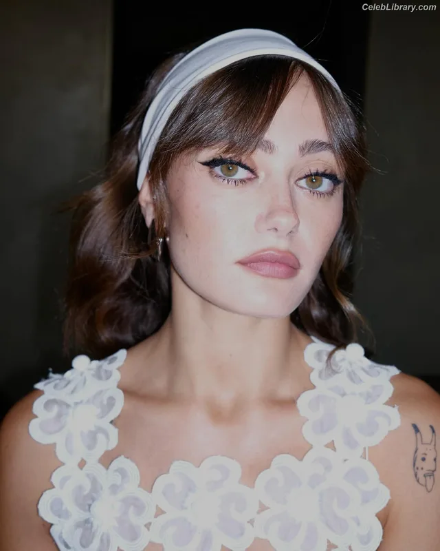 Ella Purnell photo 1 of 810