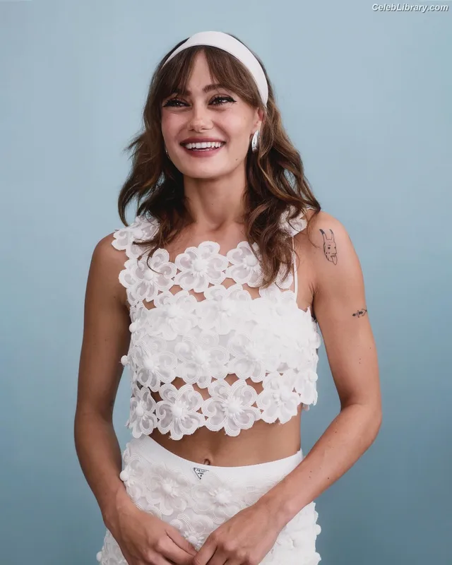 Ella Purnell photo 3 of 810