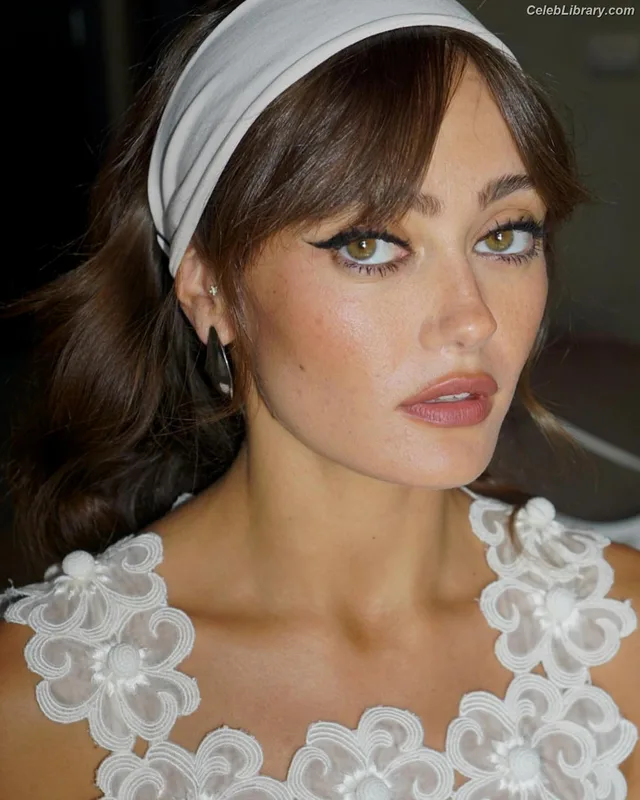 Ella Purnell photo 4 of 810