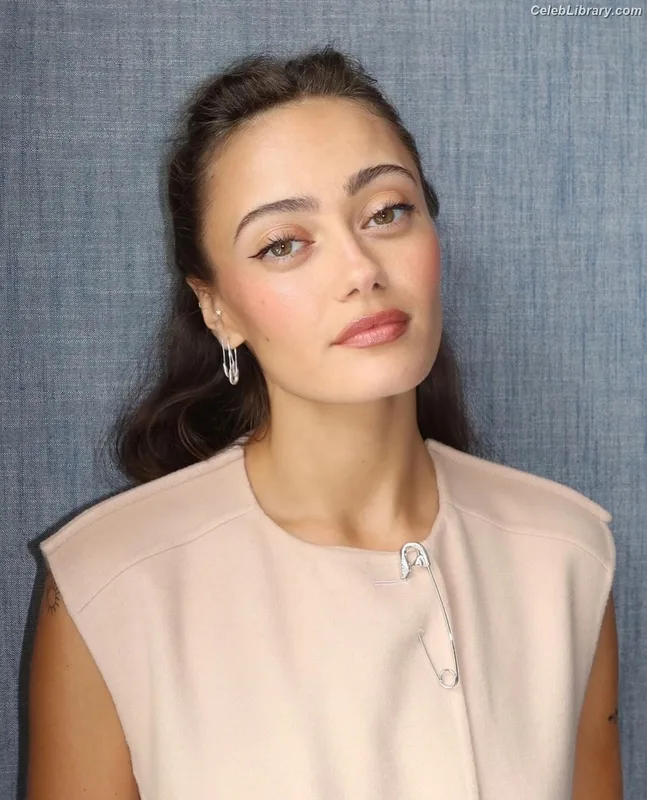 Ella Purnell photo 8 of 810
