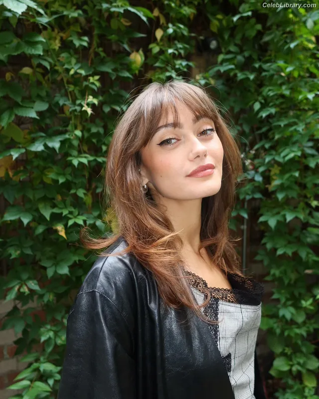 Ella Purnell photo 12 of 810