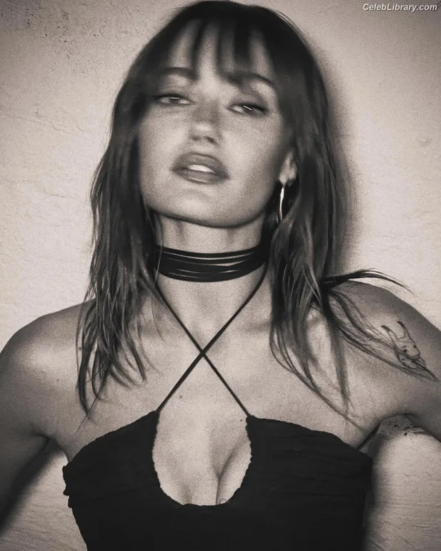 Ella Purnell photo 13 of 810