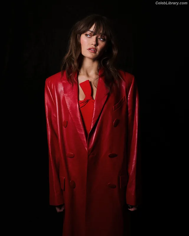 Ella Purnell photo 16 of 810