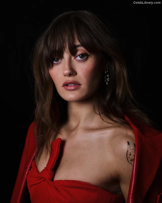Ella Purnell photo 17 of 810