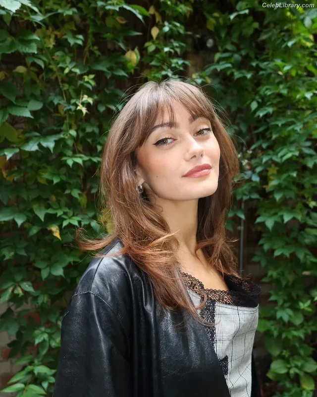 Ella Purnell photo 23 of 810