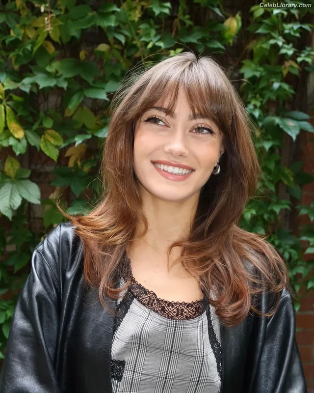 Ella Purnell photo 1 of 810