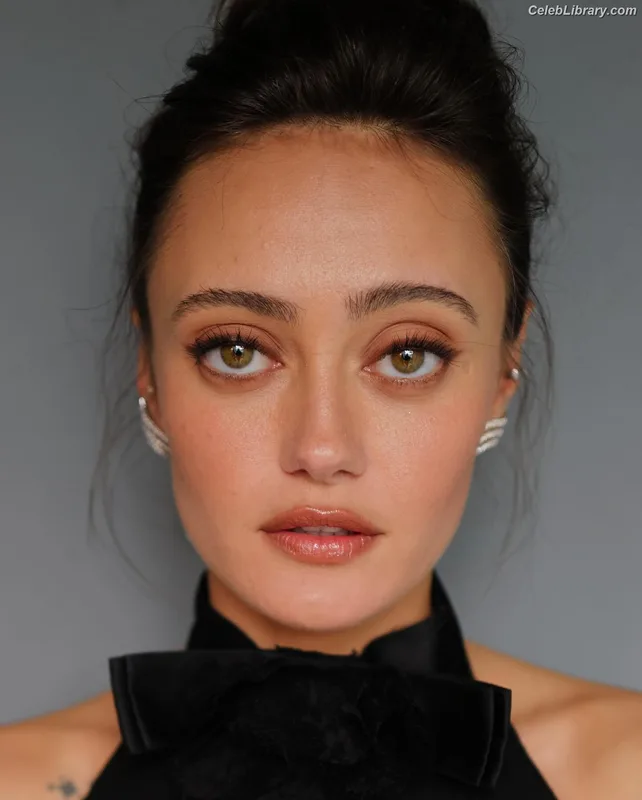 Ella Purnell photo 6 of 810