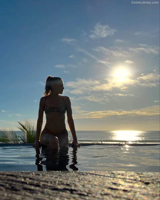 Ella Purnell photo 13 of 810