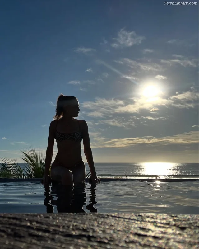 Ella Purnell photo 14 of 810