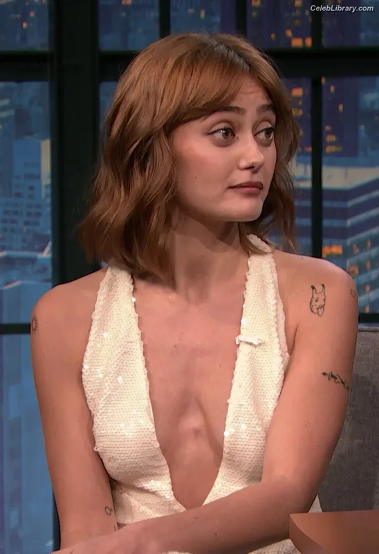 Ella Purnell photo 3 of 810