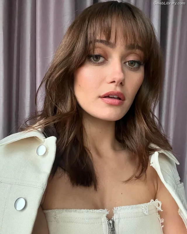 Ella Purnell photo 7 of 810