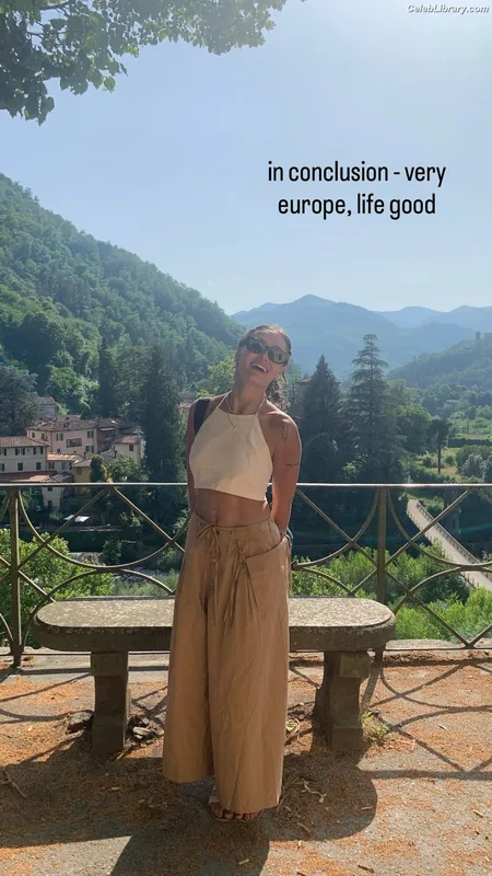 Ella Purnell photo 10 of 810