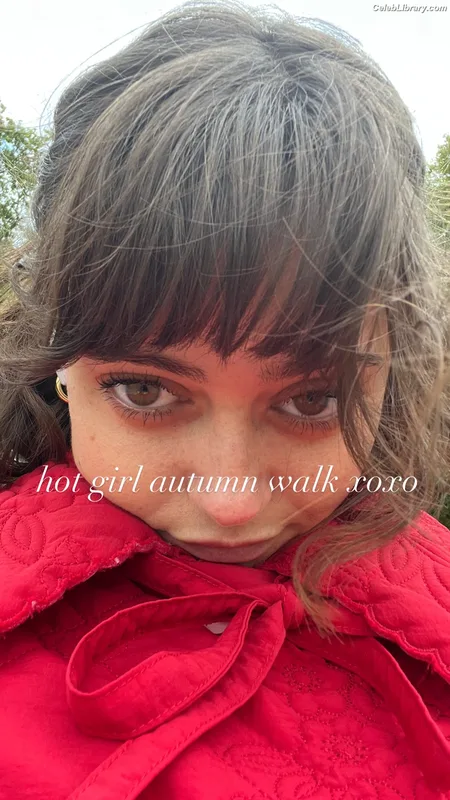 Ella Purnell photo 22 of 810