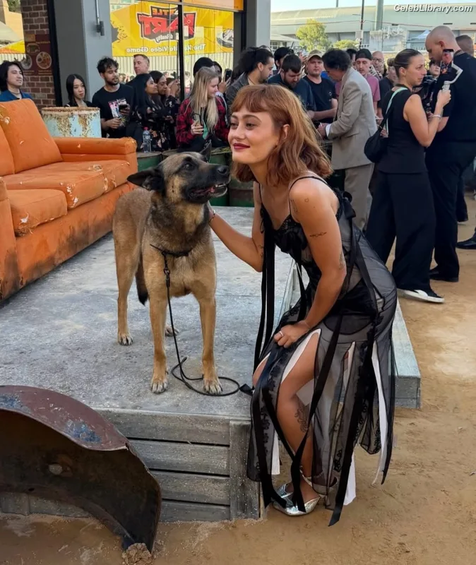 Ella Purnell photo 4 of 810