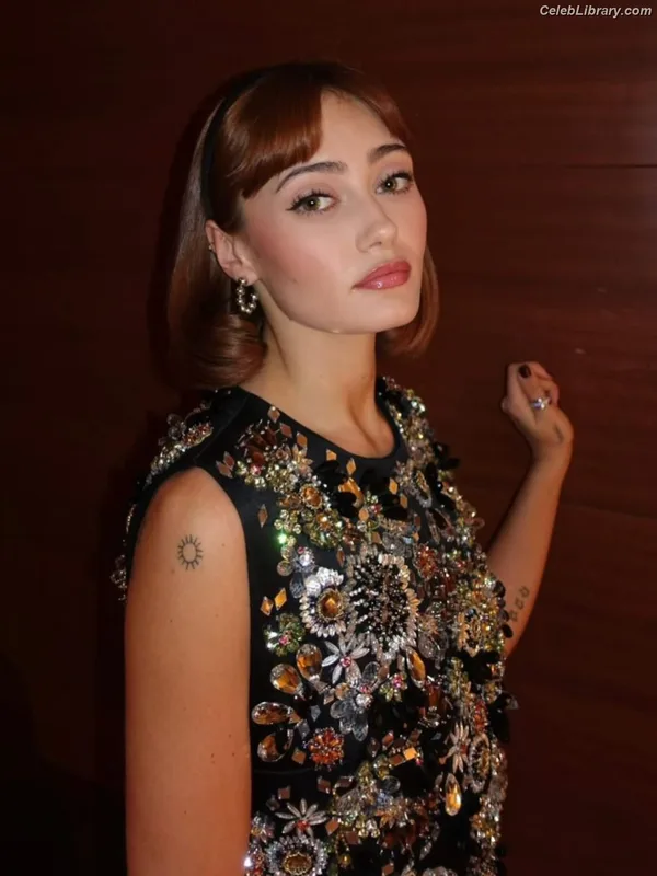 Ella Purnell photo 7 of 810