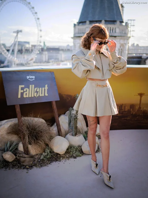 Ella Purnell photo 11 of 810