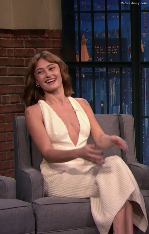 Ella Purnell photo 20 of 810