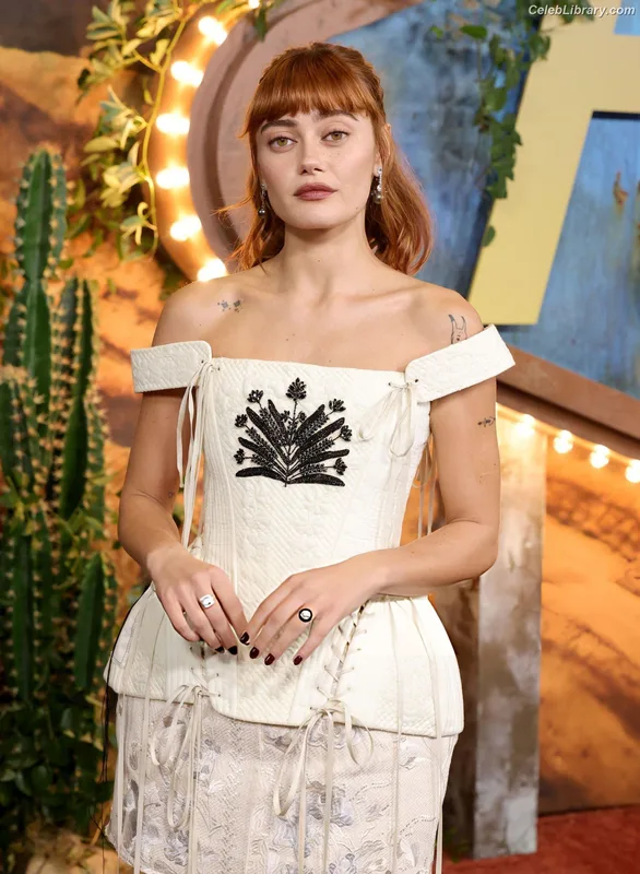 Ella Purnell photo 23 of 810