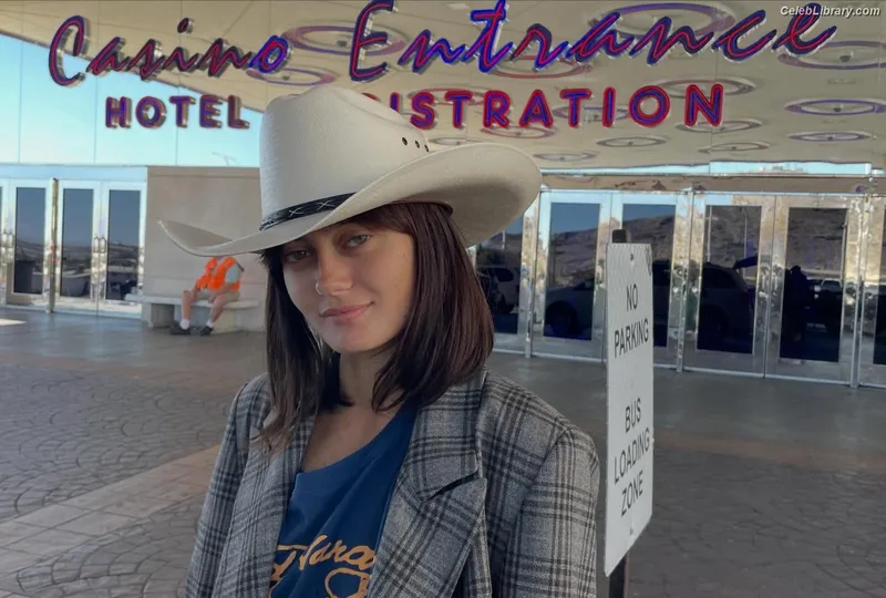 Ella Purnell photo 1 of 810