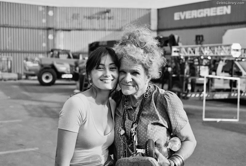 Ella Purnell photo 2 of 810