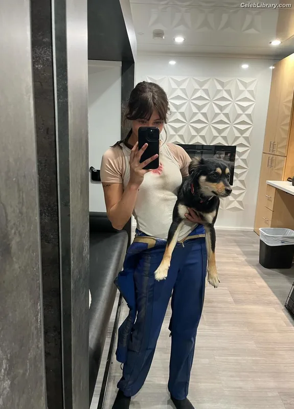 Ella Purnell photo 7 of 810