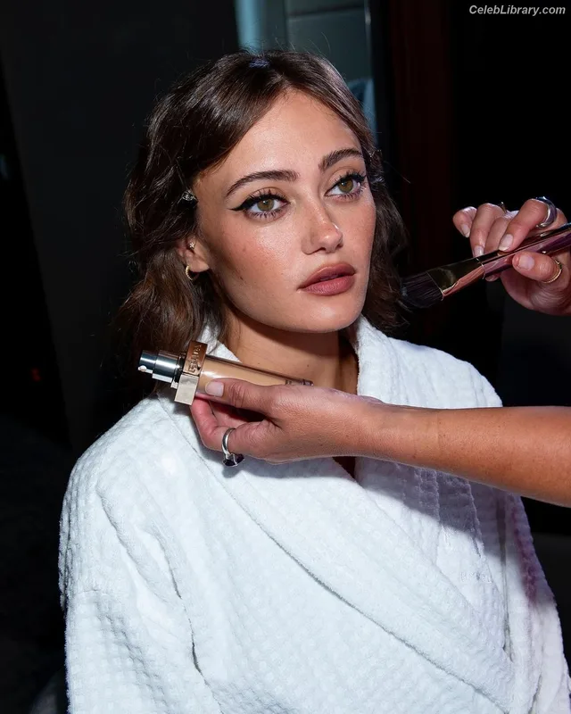 Ella Purnell photo 14 of 810