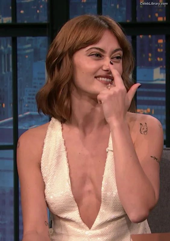 Ella Purnell photo 17 of 810