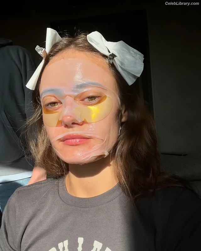 Ella Purnell photo 24 of 810