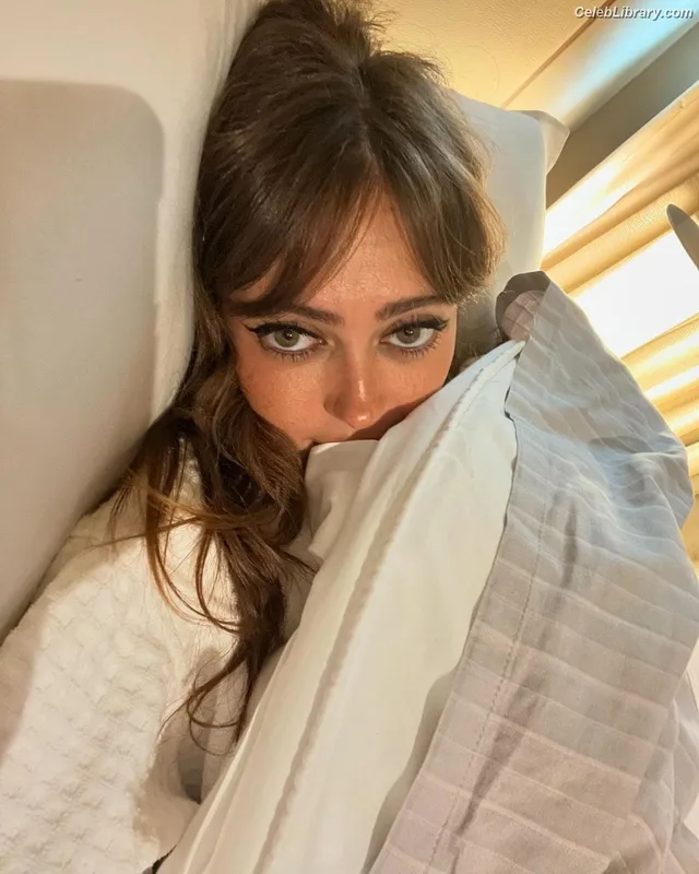 Ella Purnell photo 10 of 810