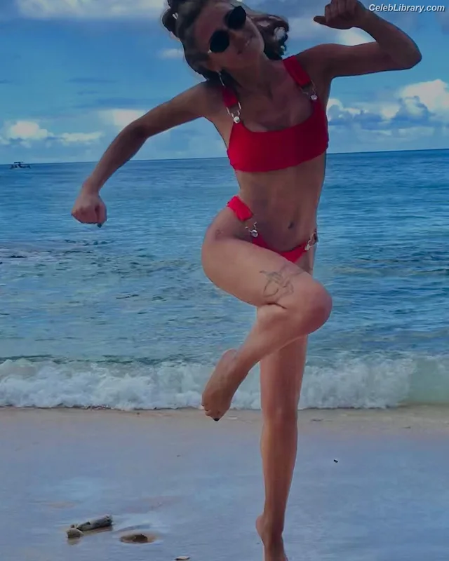 Ella Purnell photo 19 of 810