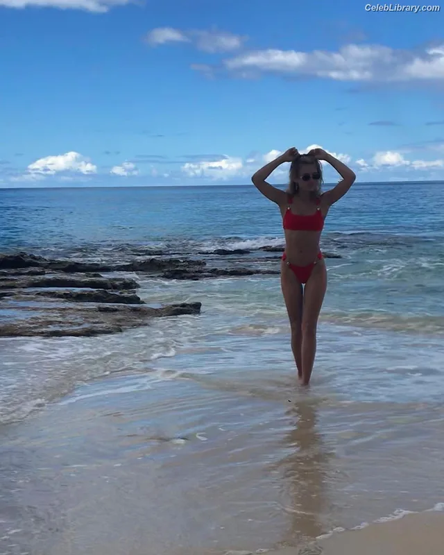 Ella Purnell photo 20 of 810