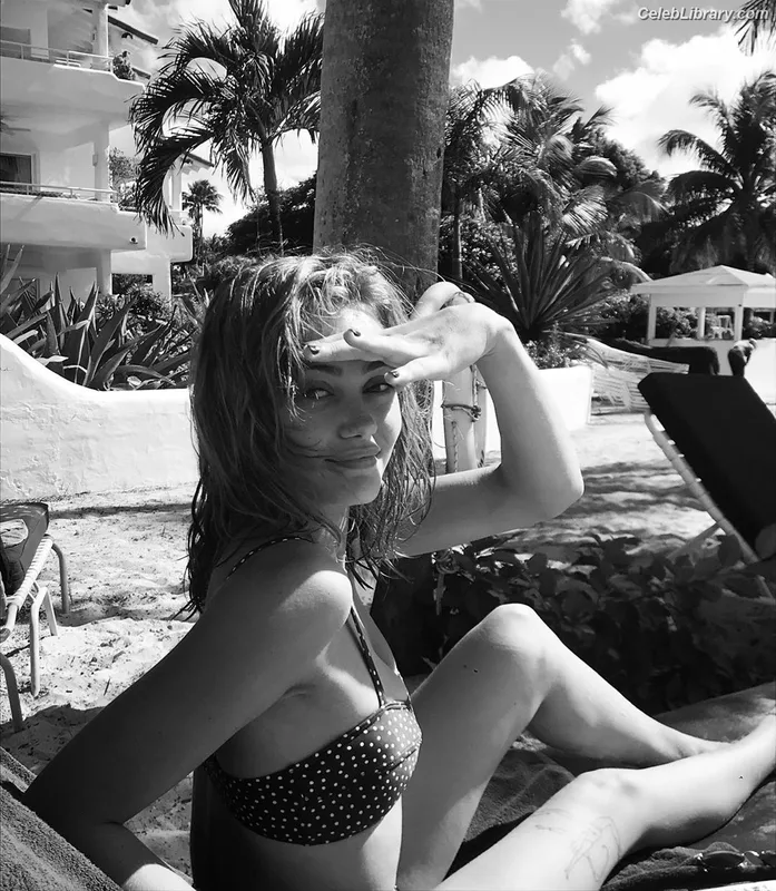 Ella Purnell photo 2 of 810