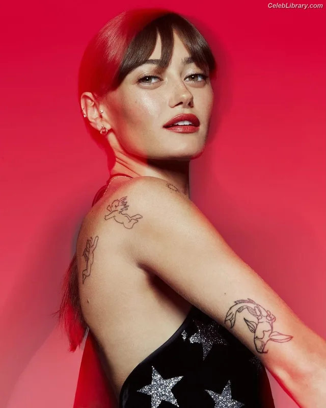 Ella Purnell photo 3 of 810