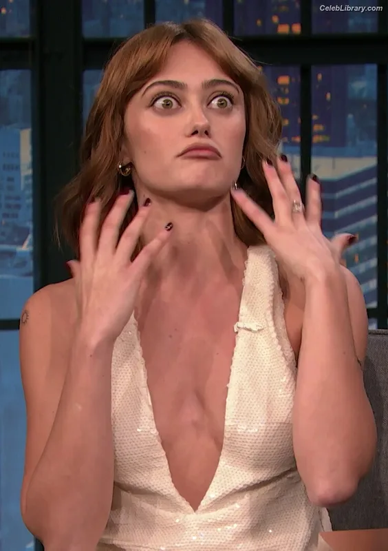Ella Purnell photo 11 of 810